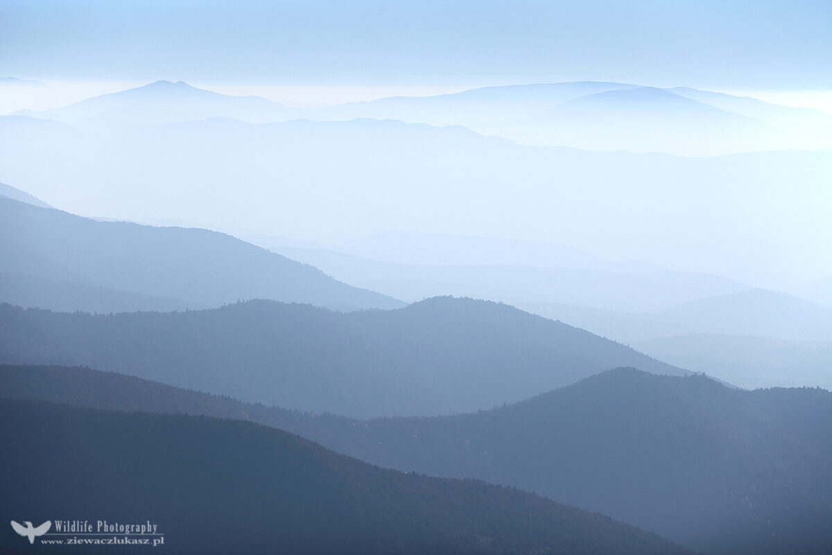 Góry pokryte mgłą